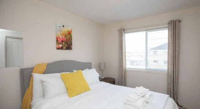 Elegant 4 Bedroom on Comdale, Prenota Hotel Fort Gary Winnipeg