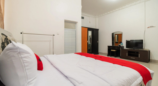Люкс RedDoorz Syariah near Universitas Putra Indonesia Padang