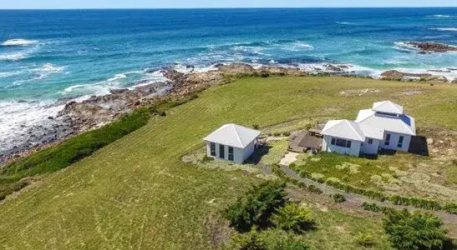 Saltwater - Absolute Oceanfront, Hot Tubs, Sauna, Fire Pits, Prenota Hotel Falmouth Tasmania