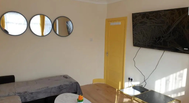 Large 4bed house up to 7beds parking Slough Train Station