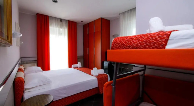 Четырёхместный номер Standard с балконом Hotel Derby