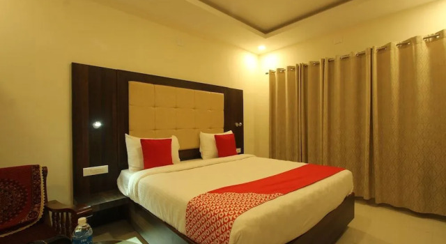 Oyo 26193 Hotel Maple Suites