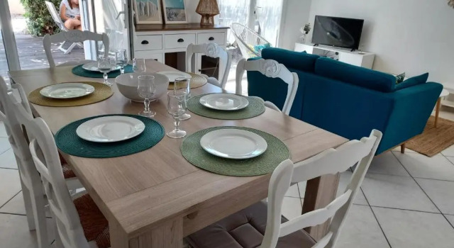 Коттедж Charmante maison Leucate avec garage, accès direct à la plage
