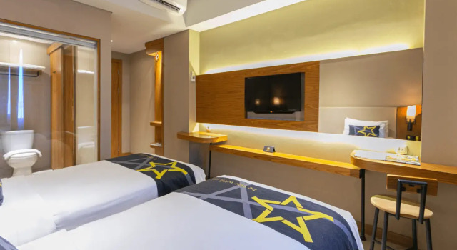 Номер Standard Yellow Star Ambarukmo Hotel