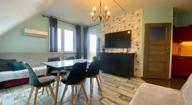 APARTAMENT FAMILIJNY KRYNICA MORSKA - 10 osób 2 poziomy 2 łazienki kuchnia, Varaa Huoneisto Hotellit Pommeri pysäköinnillä, Pysäköinti