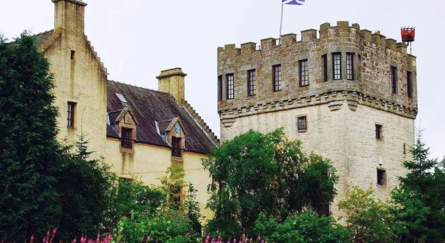 The Tower at Plane Castle-sleeps 4-pets Ok-parking, Забронировать Дом для отпуска Отели Центральной Шотландии с парковкой, Парковка