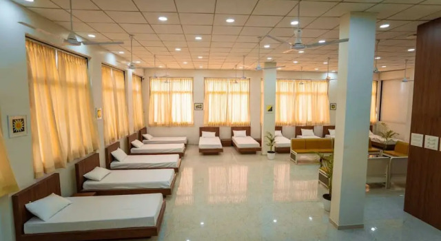 Кровать в общем номере The Dorm Inn