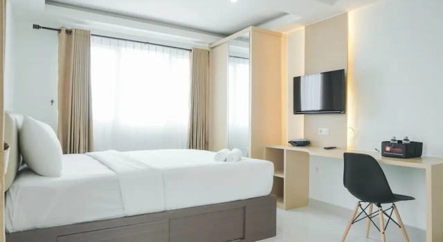 Comfortable and Homey Studio at Amethyst Apartment, Prenota Appartamento Sawah 