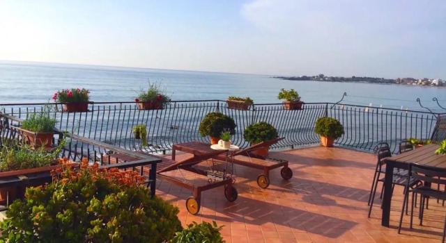 Апартаменты Miriam Sea Front Apartment Jacuzzi