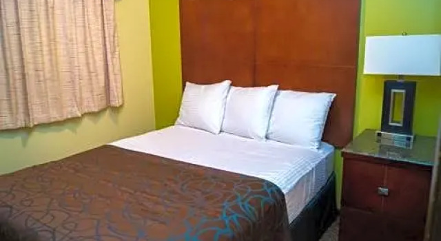 Вилла Sullivan Trail Inn & Suites
