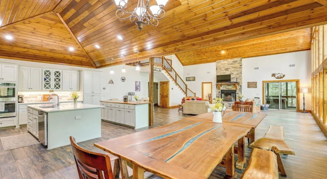 Коттедж с 4 комнатами Cabin on 23 Acres w/ Creek Access in Broken Bow