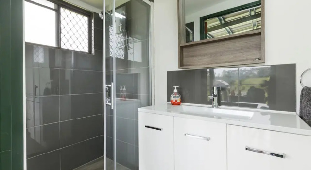 Mena Creek Flower House, Boek Hotel Hotels in Queensland met parkeren, Parkeren