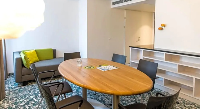 Люкс с видом на канал ARCOTEL Donauzentrum Wien