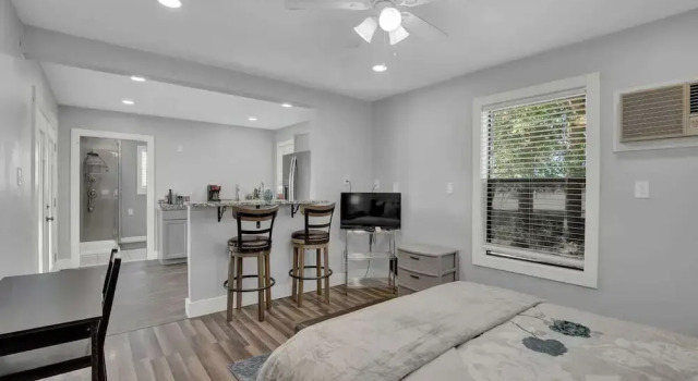 Коттедж Comfort Grey Haus Casita-peaceful Hill Country Views!
