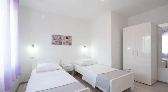 Beautiful Apartment in Podstrana With Wifi and 2 Bedrooms, Varaa Huoneisto Hotellit Strožanac pysäköinnillä, Pysäköinti