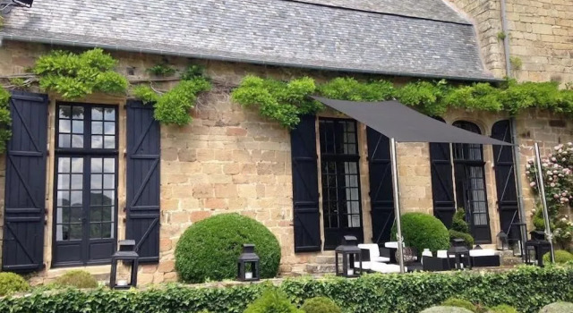 Chateau de Lissac, Book Bed and Breakfast Hoteller i Correze med parkering, Parkering