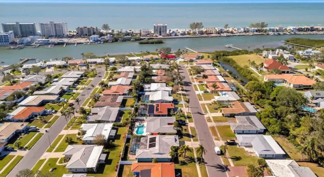 The Crown House 4b Pool Home 6 Mins to IR Beach, Buchen Sie Ferienhaus Cottages in Pinellas County, Cottage