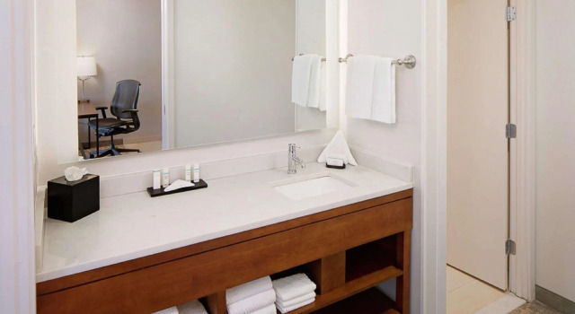 Четырёхместный люкс с 2 комнатами Embassy Suites by Hilton Boston Marlborough