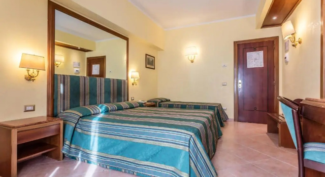 Трёхместный номер Raeli Hotel Lux