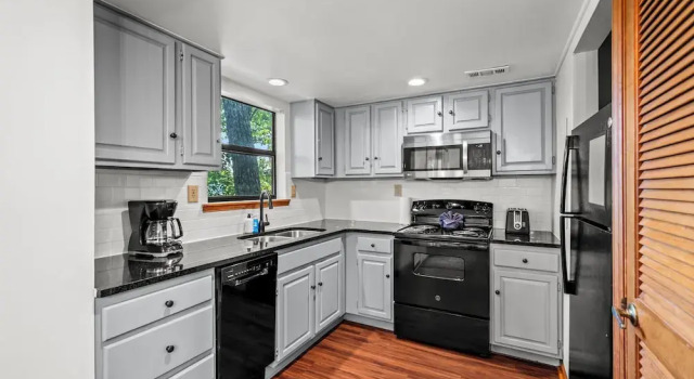 Номер Standard Pinecrest Townhomes