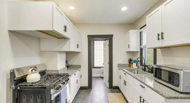 Коттедж 4 Mi to Dtwn: Modern Retreat w/ Yard in Cleveland