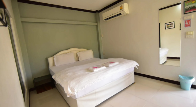 Bangrak Resort, Забронировать Курортный отель Отели Накхонсавана с парковкой, Парковка
