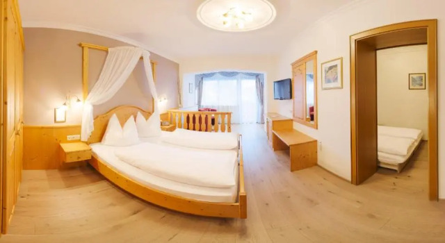 Семейный номер Standard с балконом и с видом на горы Granpanorama Hotel StephansHof