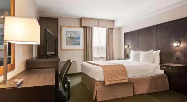 Двухместный номер Deluxe Days Inn & Conference Centre by Wyndham Renfrew