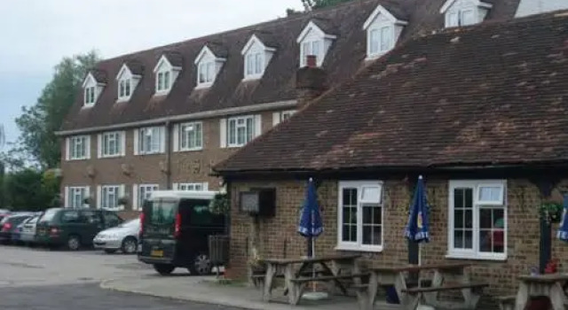 Кровать в общем номере Best Western Gatwick Skylane Hotel