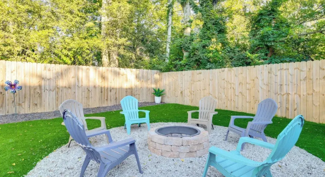Коттедж Greenville Escape w/ Deck + Fire Pit