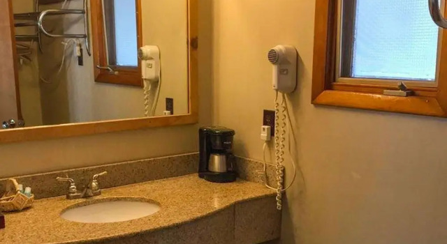 Четырёхместный номер Standard с балконом Adirondack Lodge Old Forge