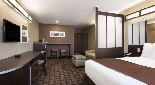 Двухместный люкс Microtel Inn & Suites by Wyndham Kenedy Karnes City
