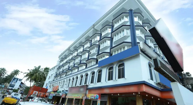 OYO 14328 Hotel Rv Tower, Забронировать Отель Отели штата Кералы с парковкой, Парковка