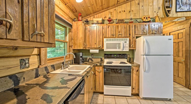 Коттедж Scenic Cabin on 2 Acres Near Lake Holcombe Marina!