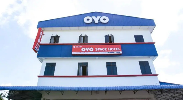 Space Hotel by OYO Rooms, Boek Hotel Hotels in Keluang met zwembad, Zwembad