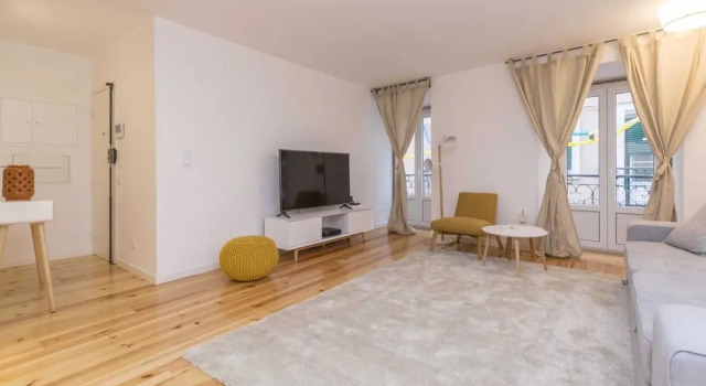 Amazing 3-bedroom Apartment in City Center - Fits 8, Забронировать Апартаменты/квартира Мизерикорди Лиссабон, рядом с Money Museum