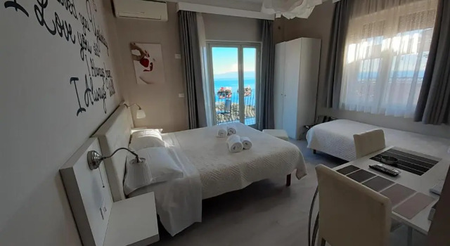 Трёхместный номер Standard с балконом и с видом на море Athena Charming Rooms