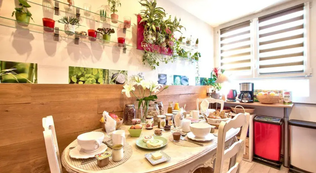 Номер Standard A découvrir ! NATURALBNB - Chambres dhôtes climatisées au calme - Top confort et reposant - PARKING GRATUIT SECURISE - Garage vélos et motos - OFFERT COPIEUX PETIT DEJEUNER fait maison sucré-salé, local et bio - Accueil et convivialité garantis