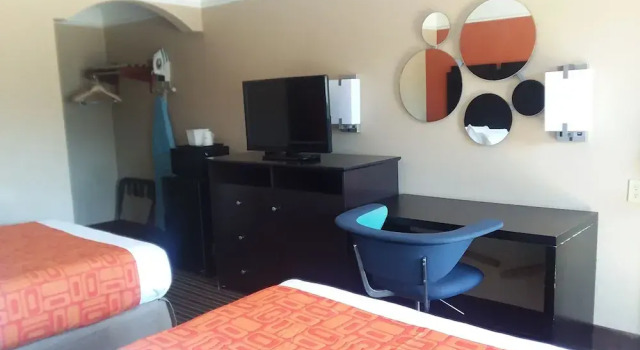 Четырёхместный номер Standard Howard Johnson by Wyndham Historic Lake Charles