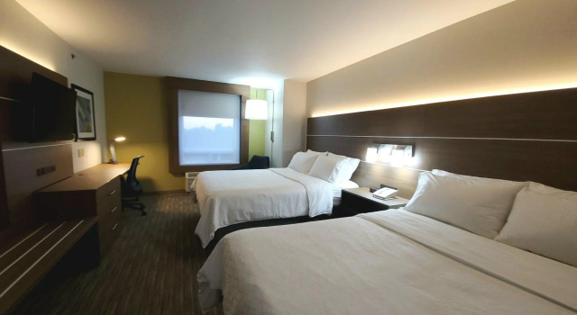 Четырёхместный номер Standard Holiday Inn Express & Suites-Regina-South by IHG