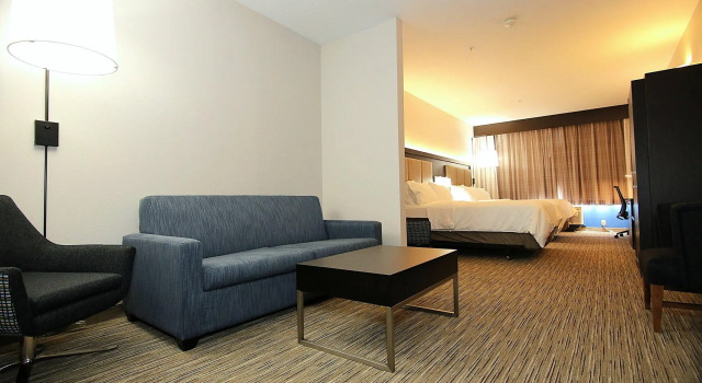 Четырёхместный люкс Holiday Inn Express Hotel & Suites Ashland by IHG