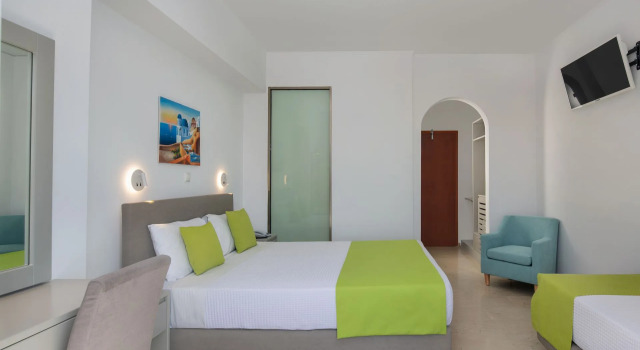 Трёхместный номер Standard Makarios Hotel