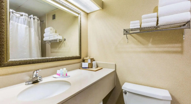 Четырёхместный номер Standard Clarion Inn Frederick Event Center