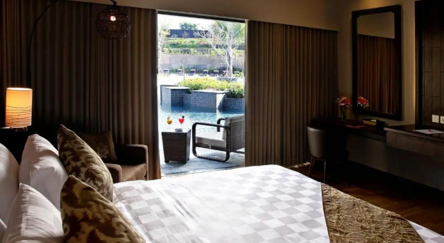 Premier Zimmer mit Balkon und mit Poolblick The Singhasari Resort Batu