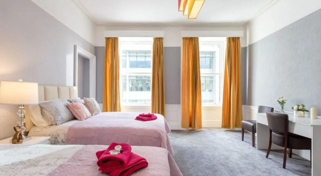 Stunning 2-bed Apartment in Central Edinburgh, Забронировать Апартаменты/квартира Апартаменты Эдинбурга, рядом с St George's West Church, Апартаменты/квартира