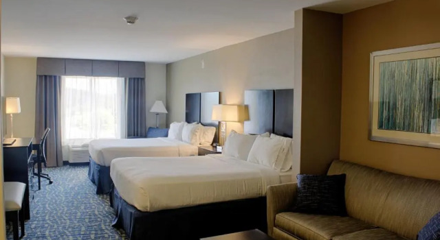 Люкс Deluxe Holiday Inn Express & Suites Lebanon by IHG