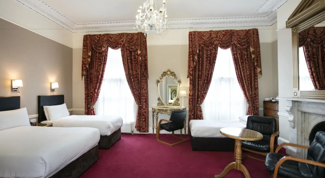 Трёхместный семейный номер Standard Harcourt Hotel