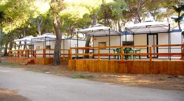 Camping Villaggio 5 Stelle, Book Campingplads Hoteller i Foresta Umbra med parkering, Parkering