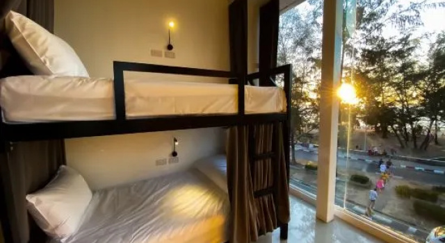 Кровать в общем номере с видом на море Fishtail Hostel Phuket