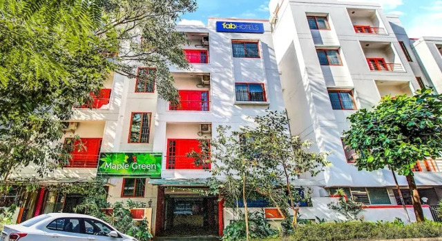 Maple Green Deluxe By FabHotels, Забронировать Отель Отели штата Карнатаки с парковкой, Парковка